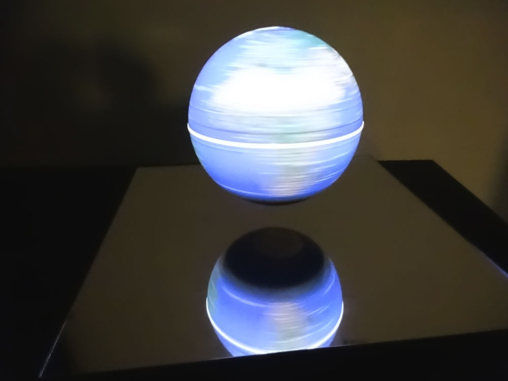 君たち！地球儀浮かせますか